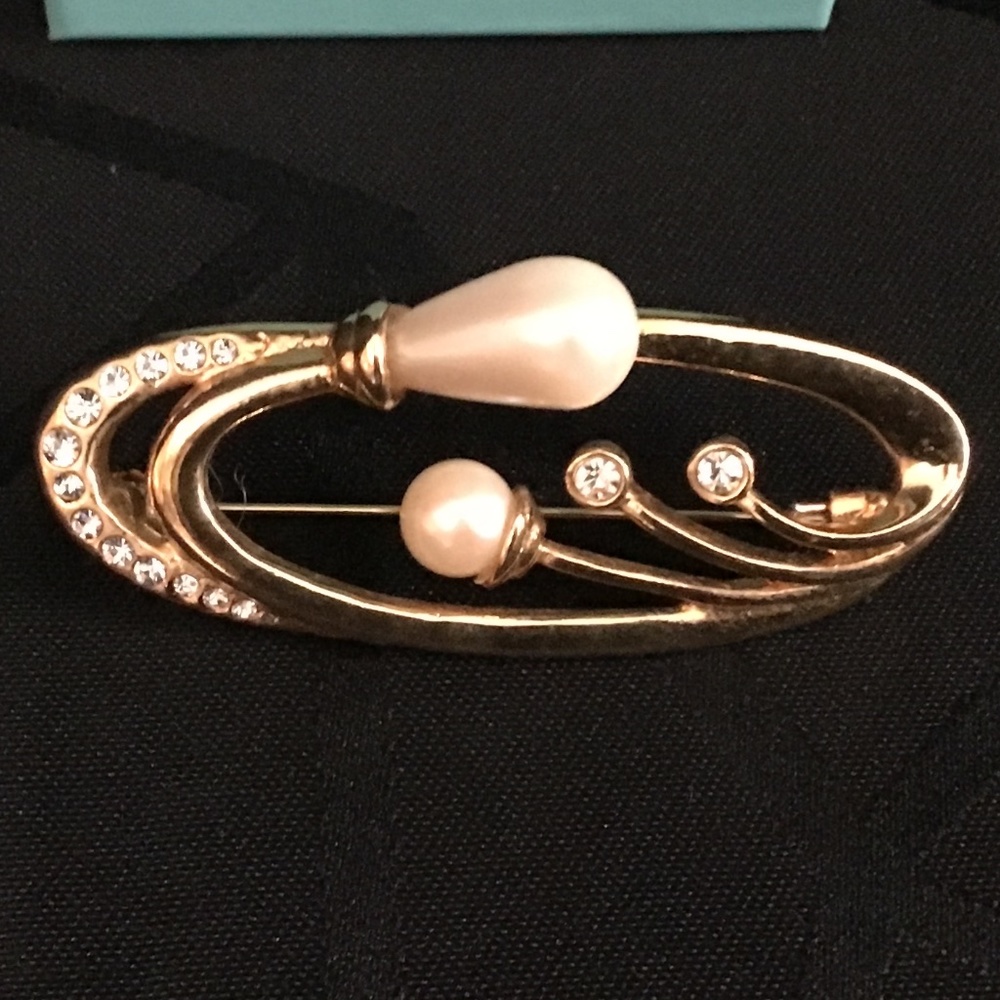 Vintage Pearl and gold plate brooch